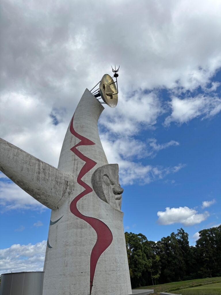 太陽の塔_斜めから