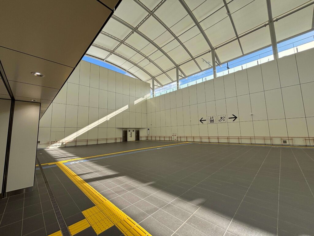 夢洲駅改札付近01